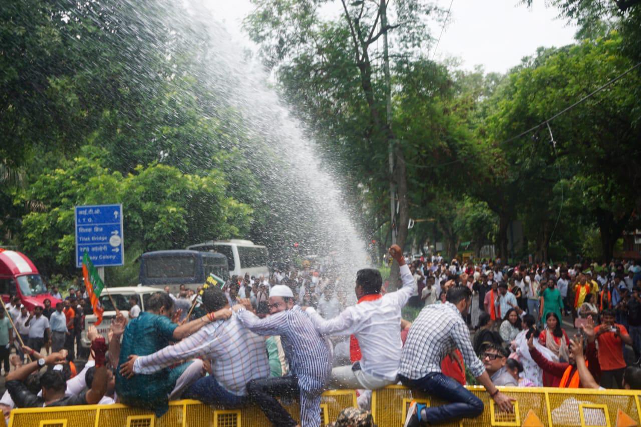 देश के स्वर्णिम भविष्य, AAP के भ्रष्टाचार की बलि चढ़ रहे हैं- BJP