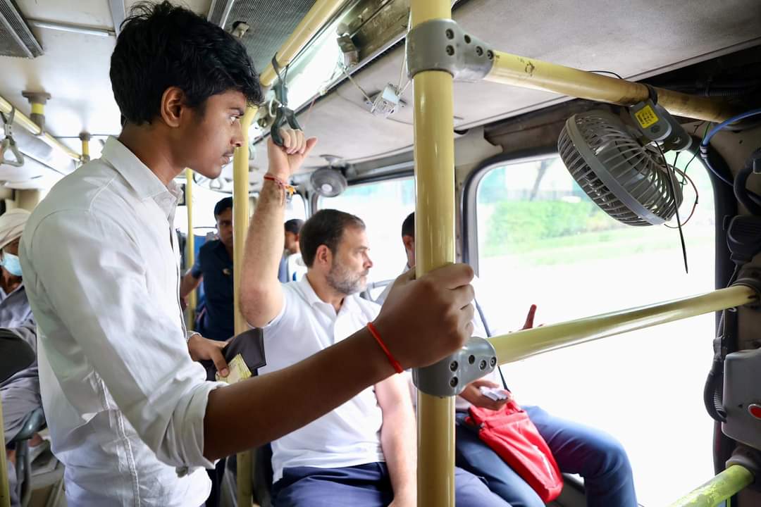 राहुल गांधी ने फिर किया सरप्राइज, DTC बस में की यात्रा, ड्राइवर, कंडक्टर और मार्शल की सुनीं समस्याएं 