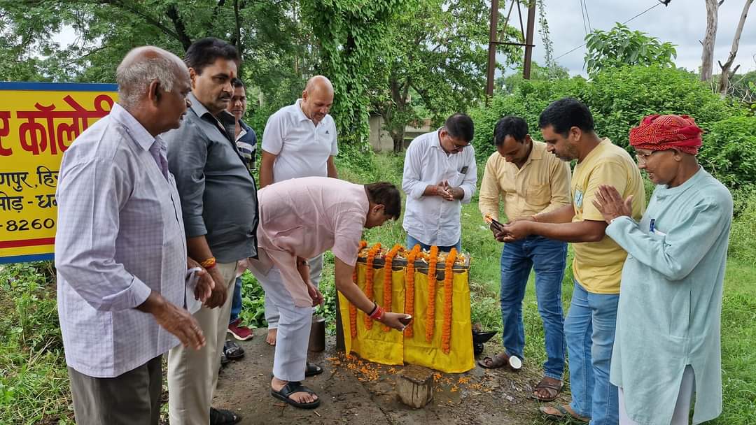 धनबाद के विकास के लिये कटिबद्ध विधायक राज सिन्हा ने किया सड़क का शिलान्यास