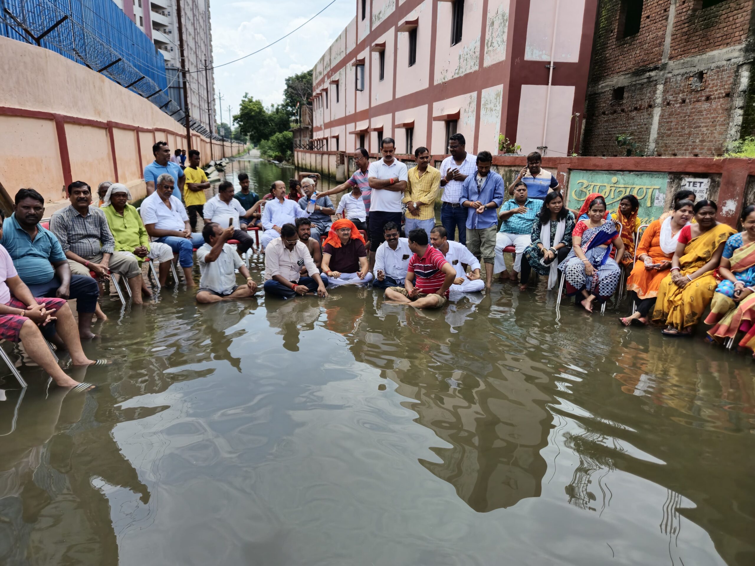 धनबाद के जुझारू विधायक का सत्याग्रह लाया रंग, नगर निगम हरकत में आया, एक घनी आबादी को मिली राहत