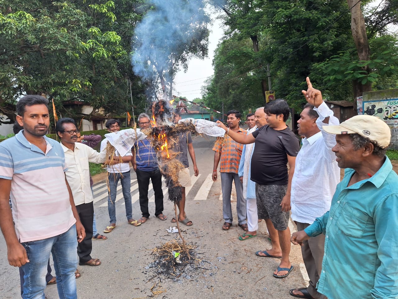 गारू में भाजपा ने मुख्यमंत्री हेमंत सोरेन का पुतला दहन किया, बर्बर हमले के विरोध में हल्ला बोल 